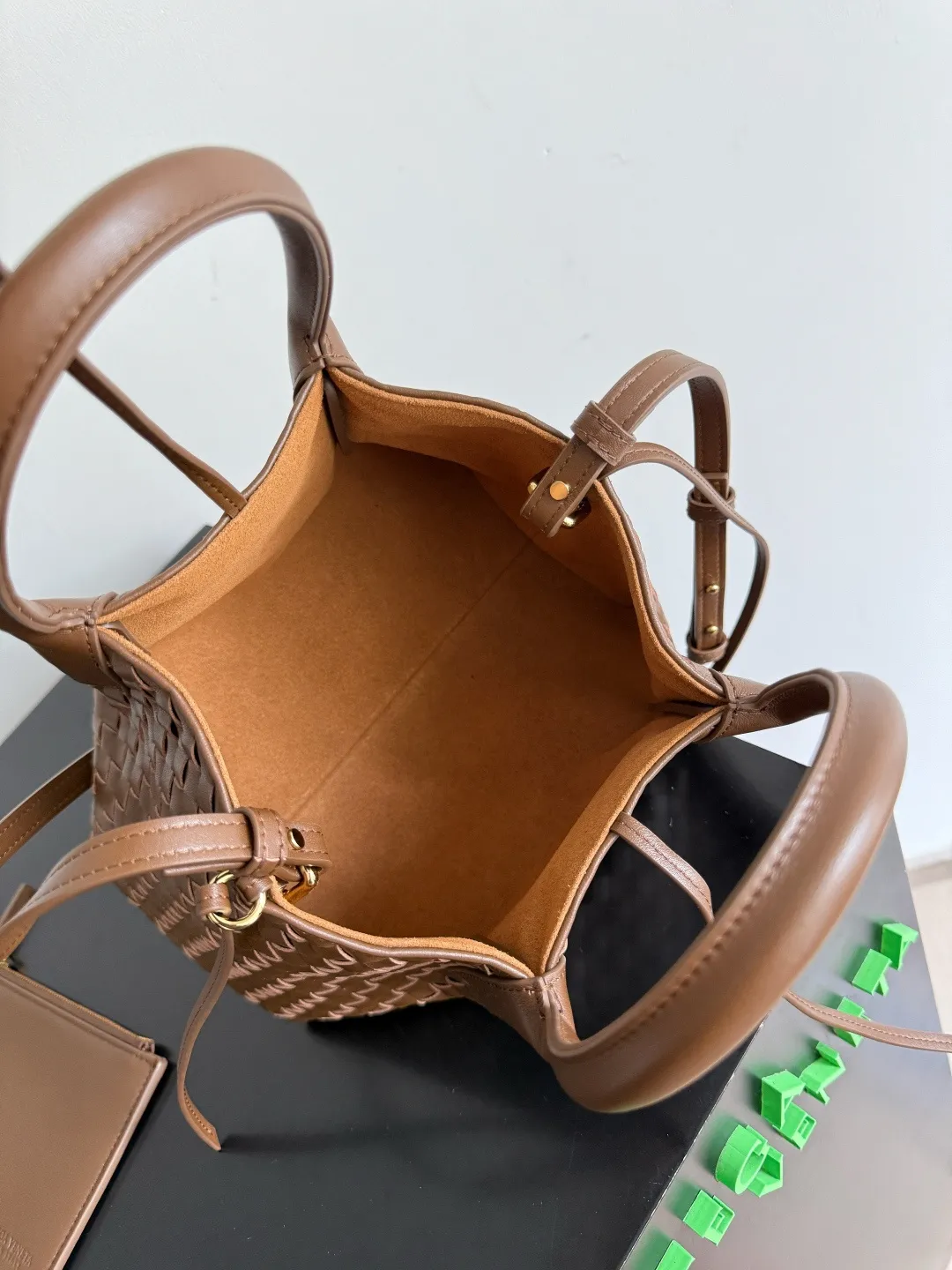 Batch 1660 BOTTEGA VENETA 2025 new product pinacoteca has super soft leather, and the weaving function, practicality and relaxed fashion sense have not fallen behind❤️‍🔥Amway has given sisters a must-have bag when going out. The size of the bag also accurately meets the commuting needs of urban beauties. It can accommodate mobile phones, keys, lipstick, powder, sunscreen, shopping bags...all of it! ! ! 🔥The capacity should not be underestimated~ It does not choose people, clothes, or occasions. With its majestic curved outline, exquisite woven texture, delicate edges and rounded handles, this woven vegetable basket bag truly achieves the goal of "dressing up and being fashionable without getting in the way"~ Are you interested in Jimei? Style number: 819004 Size: 24*15*12cm